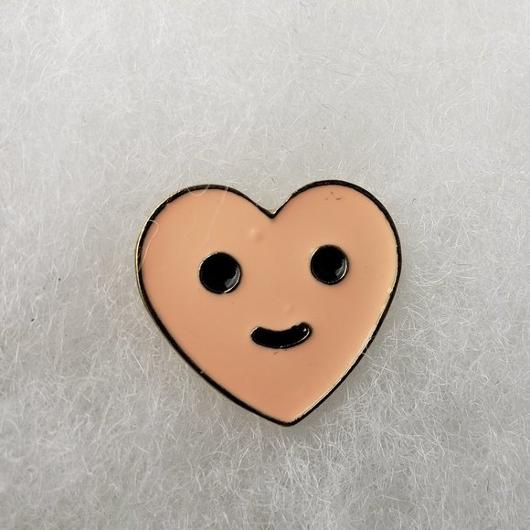 3/10$ NWOT smiling heart lips enamel pin - Picture 1 of 1